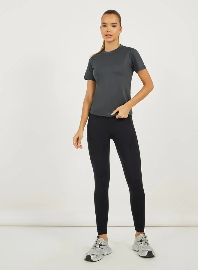 ستايلي اكتيف تيشيرت قصير بأكمام قصيرة وطبعة شعار جانبي